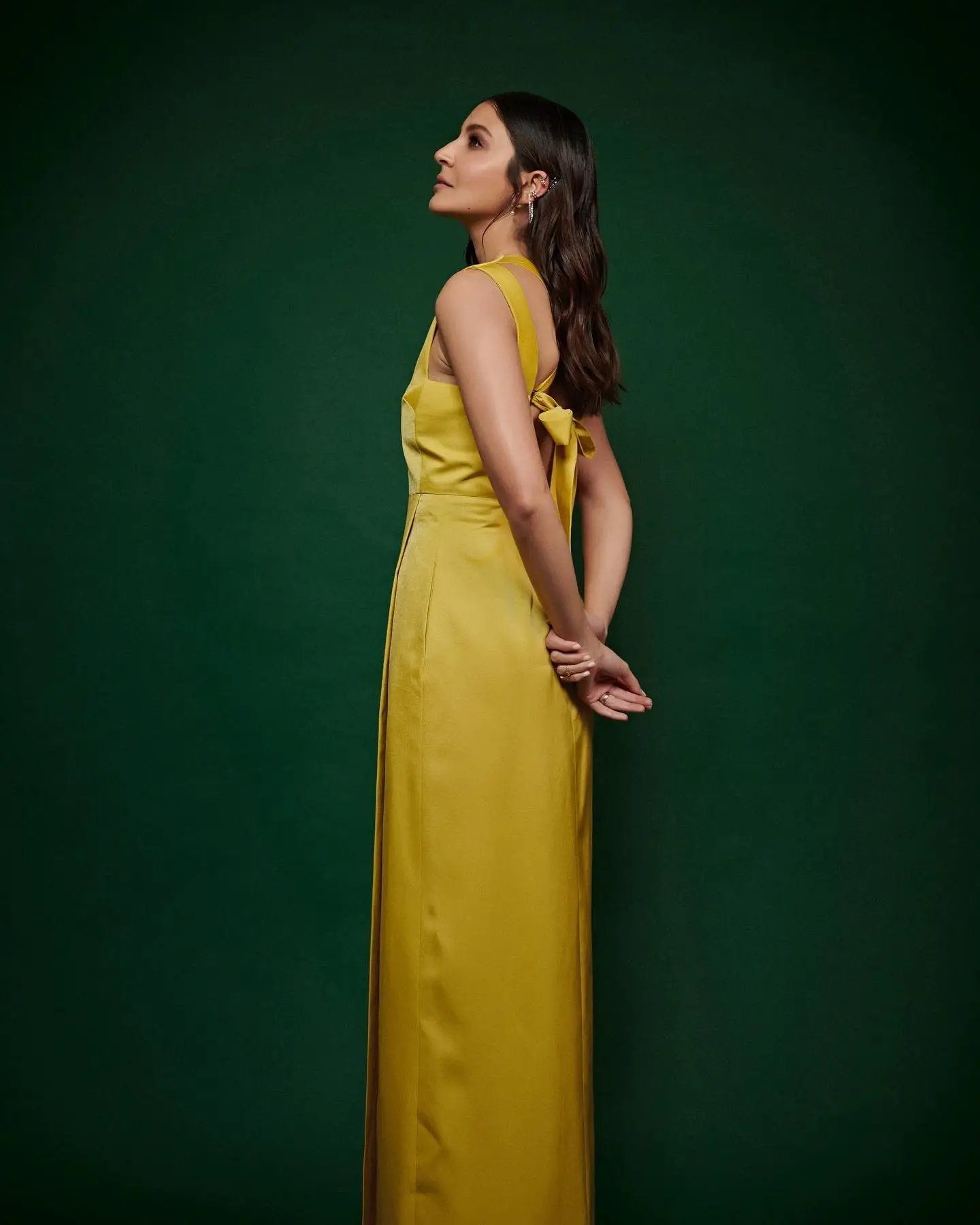 ANUSHKA SHARMA MESMERIZING LOOKS IN LONG YELLOW GOWN 3